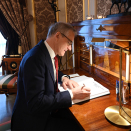 Statsminister Jonas Gahr Støre var blant de første til å signere gratulasjonsprotokollen. Foto: Sven Gj. Gjeruldsen, Det kongelige hoff